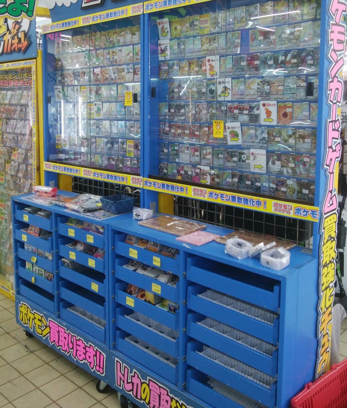 トレカ ポケモンガオーレ ポケモンカード買取強化中 カードコーナーには自販機もあります マンガ倉庫 泡瀬店