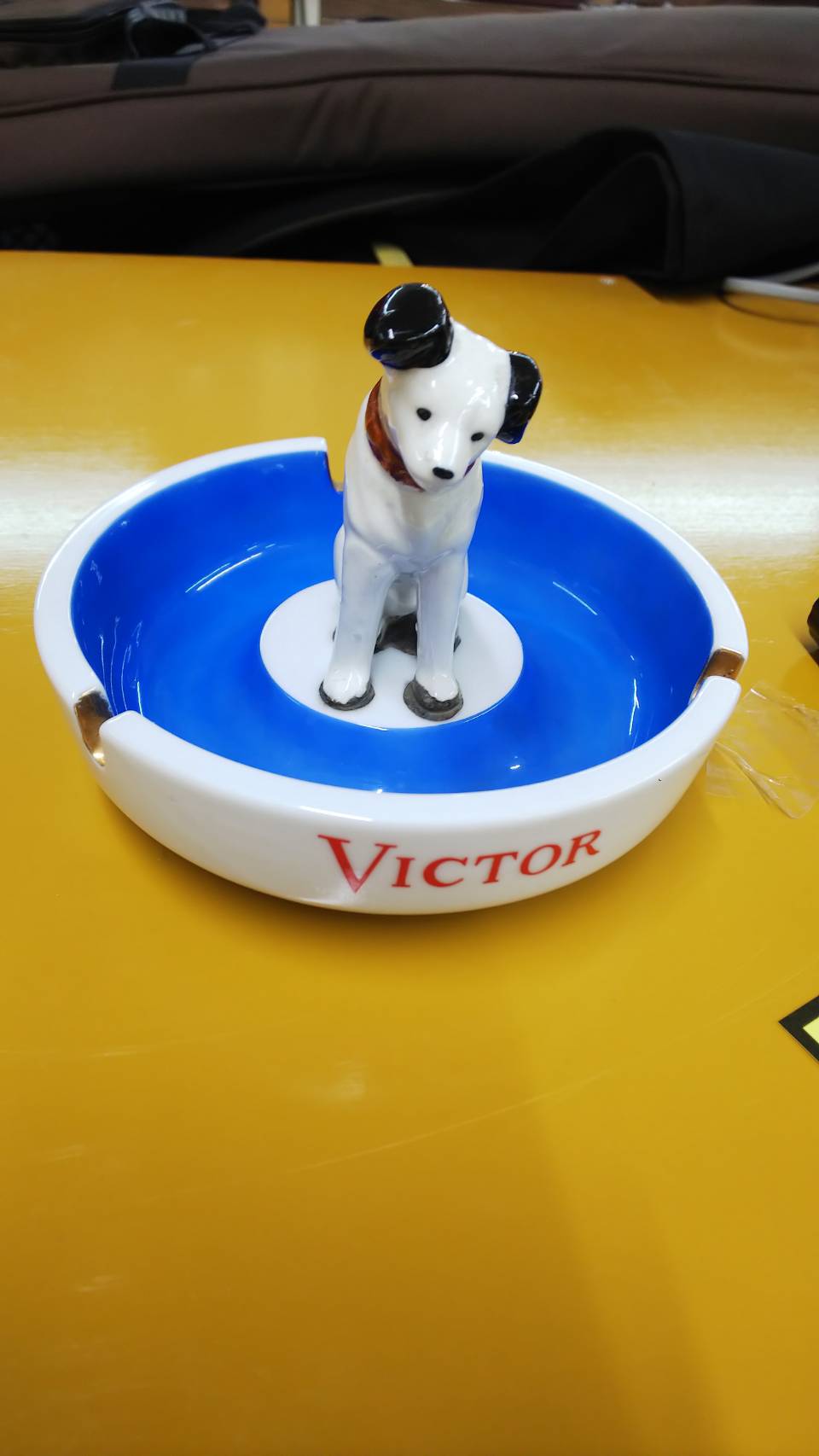 犬のフィギュア アメリカンフットボール型灰皿 犬のフィギュア アメリカンフットボール型灰皿 事務・店舗用品